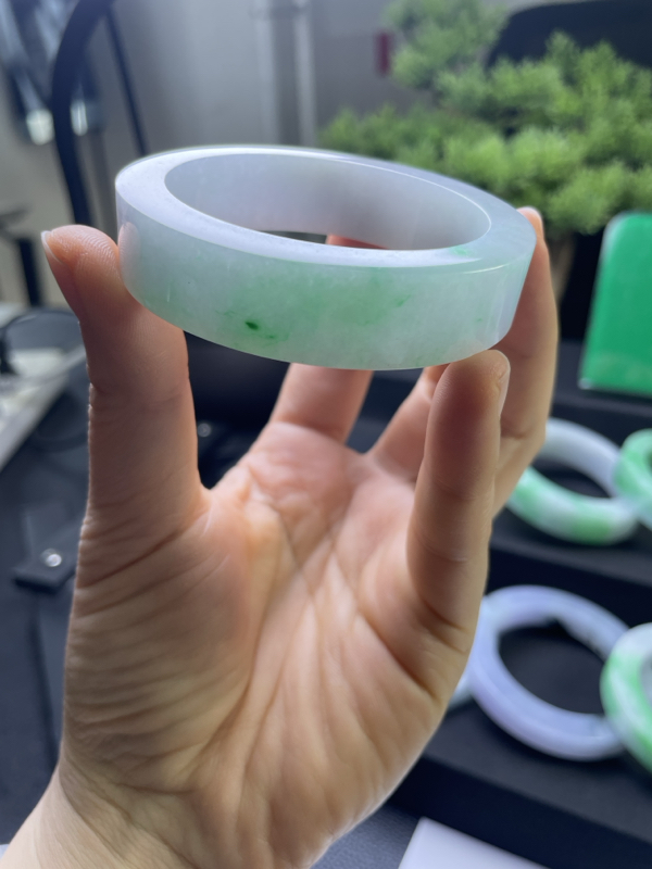 冰糯种飘绿翡翠