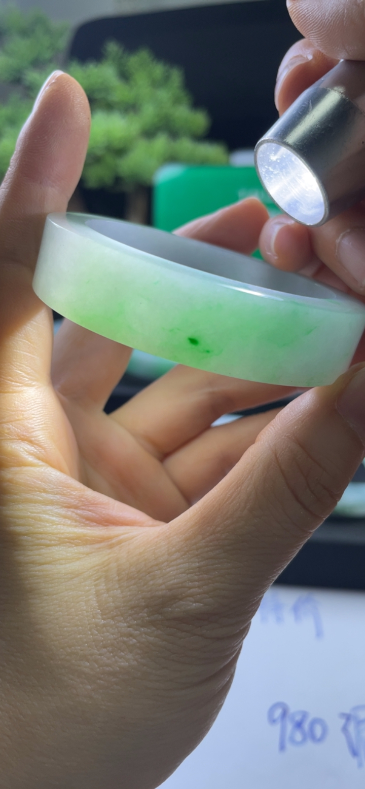 冰糯种飘绿翡翠