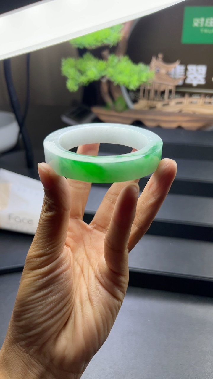 对庄甄选高端翡翠精品手镯