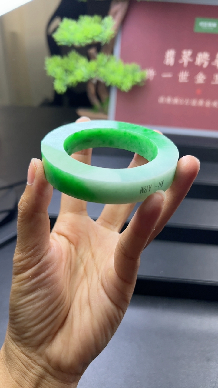 对庄甄选高端翡翠精品手镯