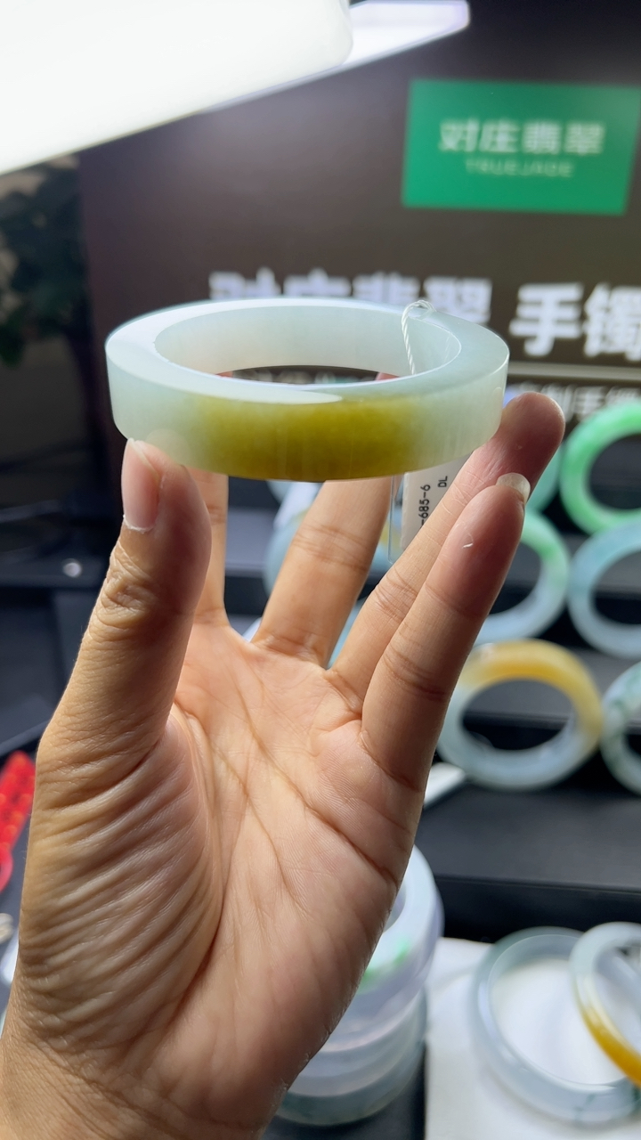 对庄甄选高端翡翠精品手镯