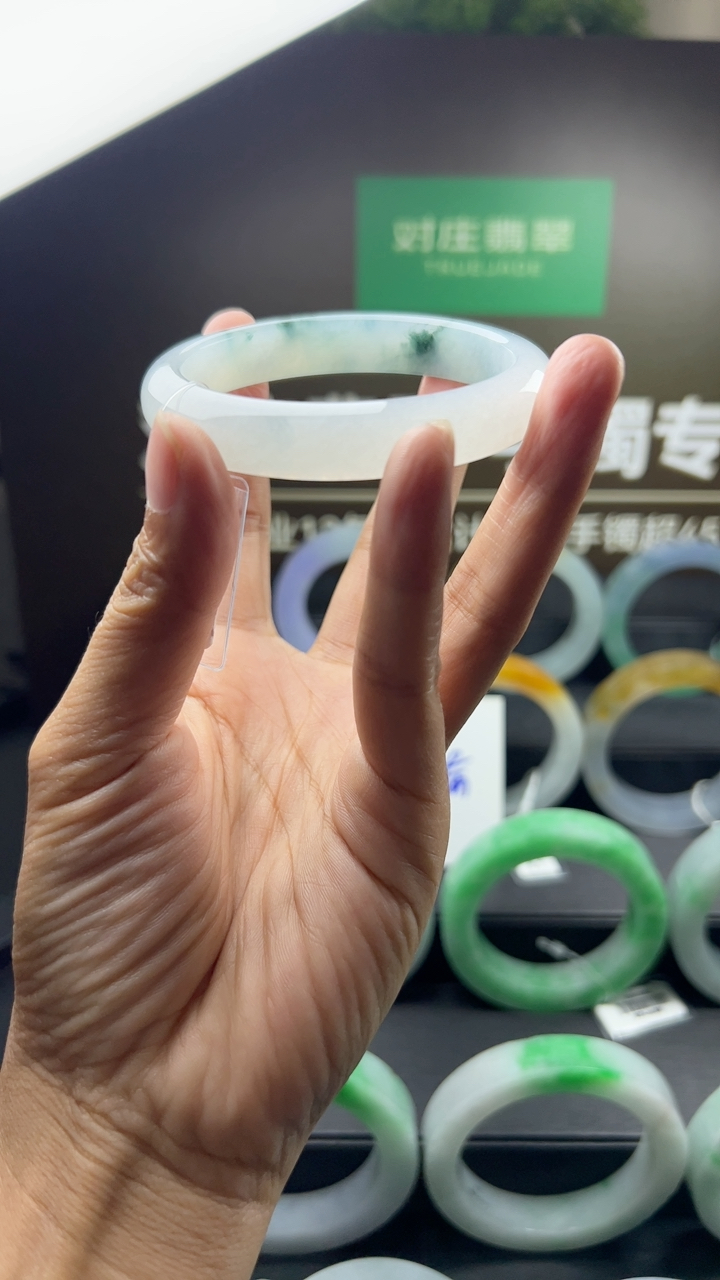 冰糯种淡绿色翡翠