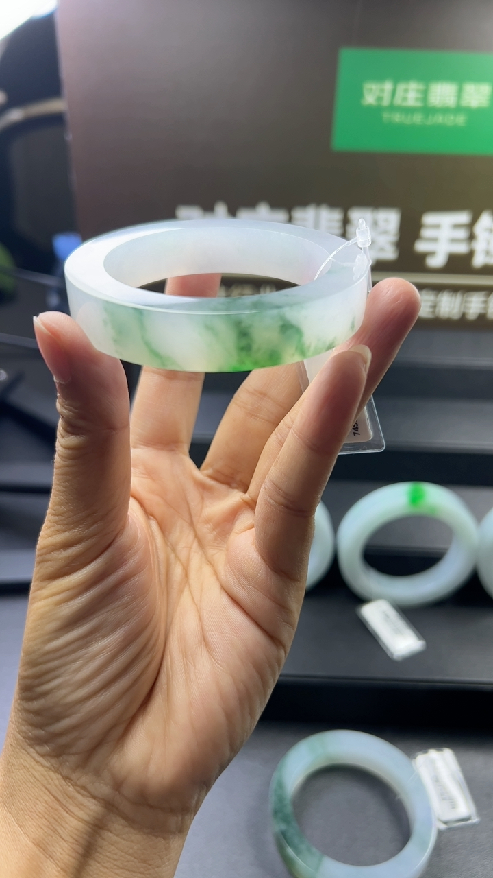 【高货力荐】对庄甄选高端翡翠精品手镯