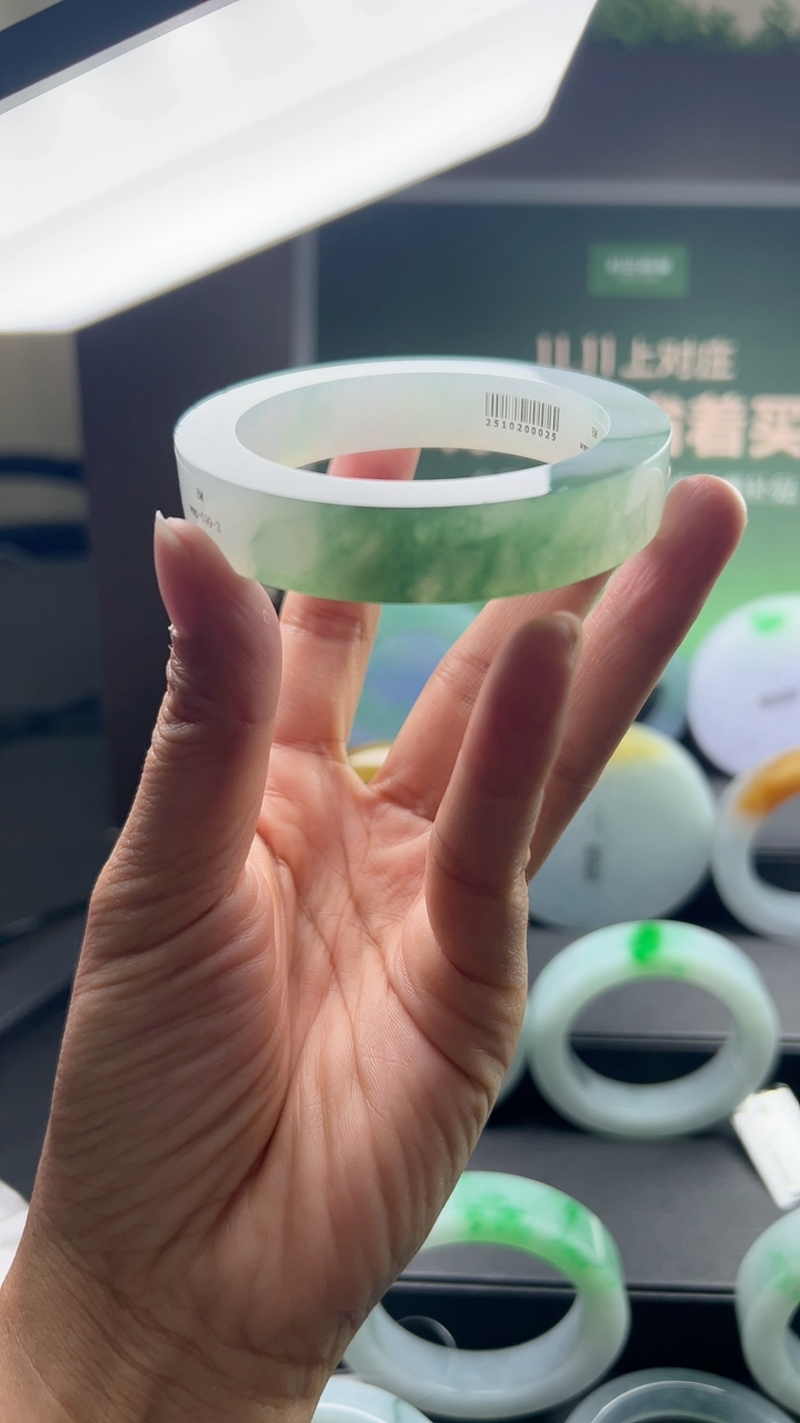 对庄甄选高端翡翠精品手镯