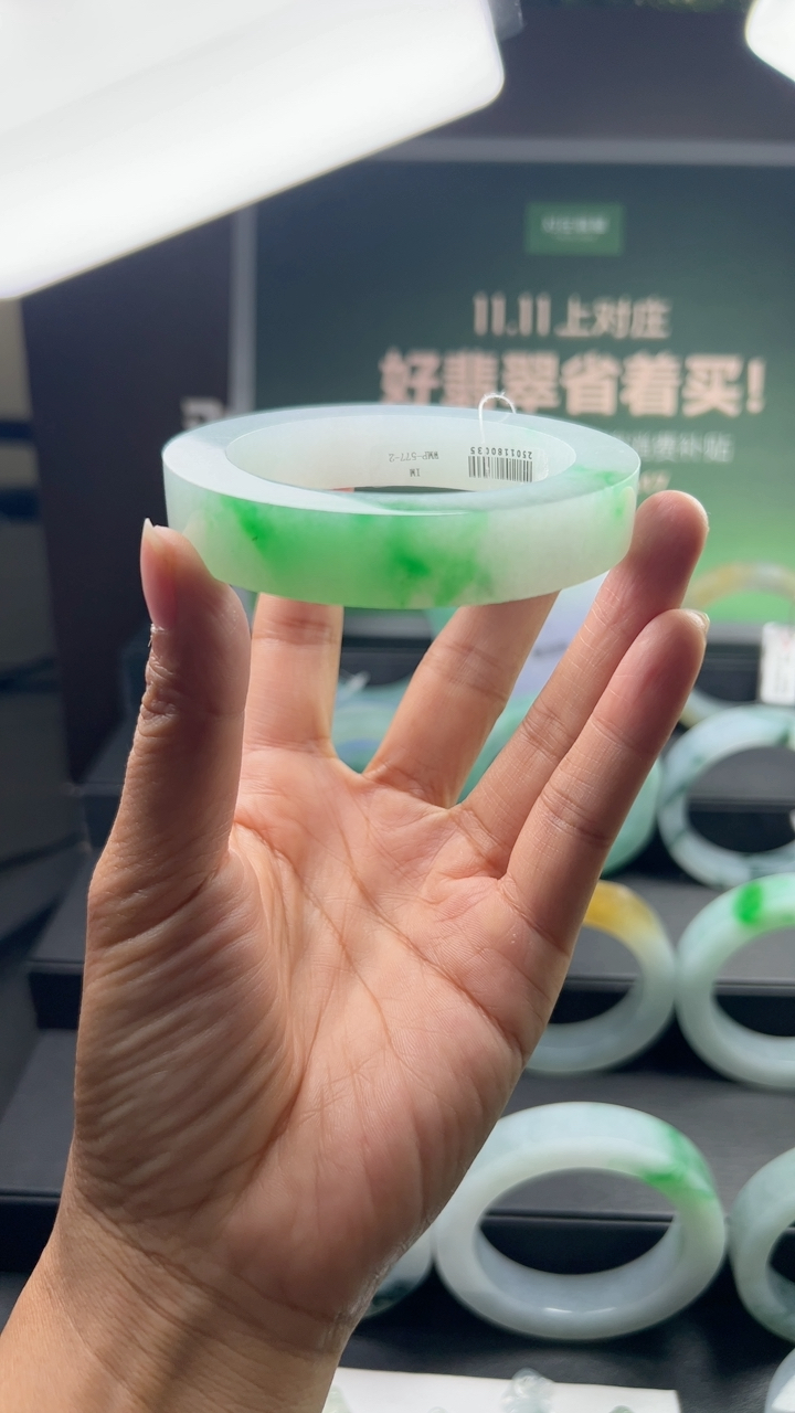 冰糯种飘绿翡翠