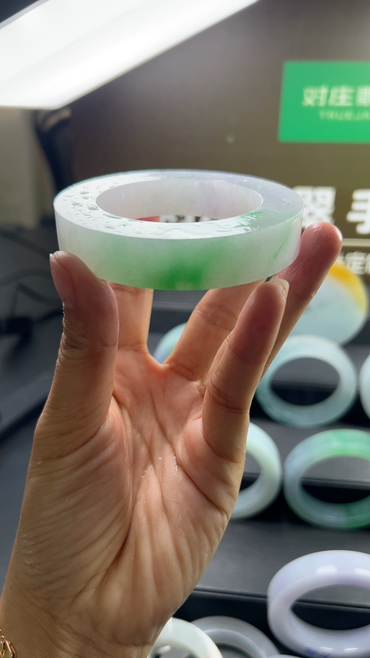 对庄甄选高端翡翠精品手镯