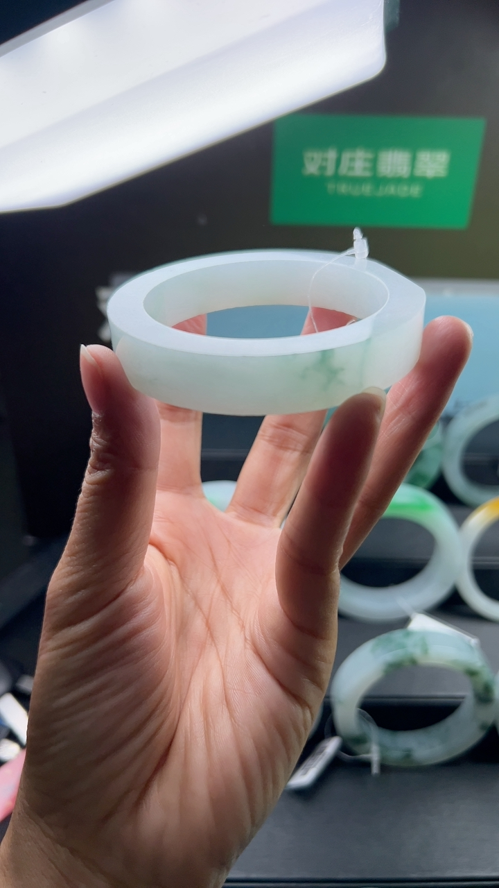 对庄甄选高端翡翠精品手镯