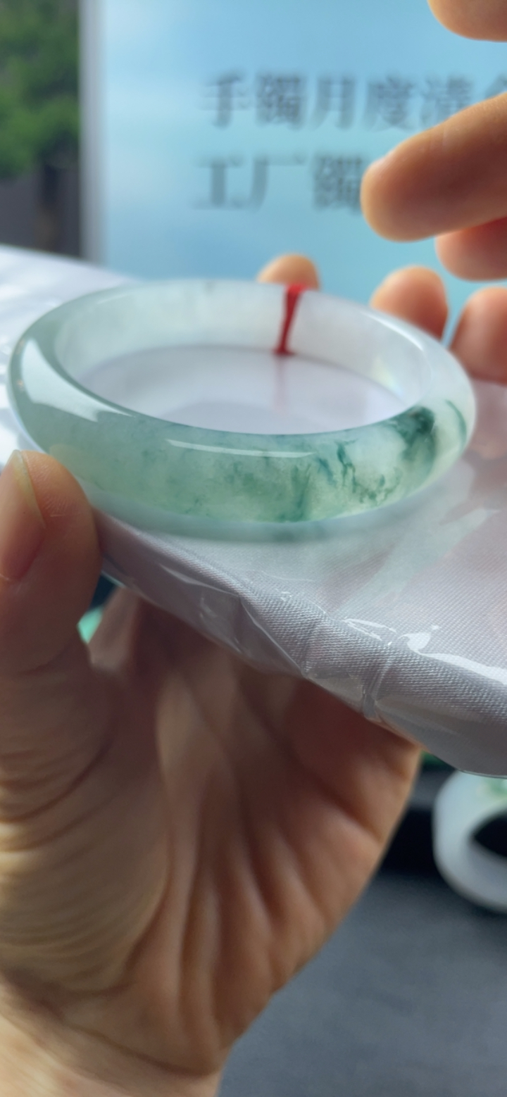 冰糯种飘绿手镯