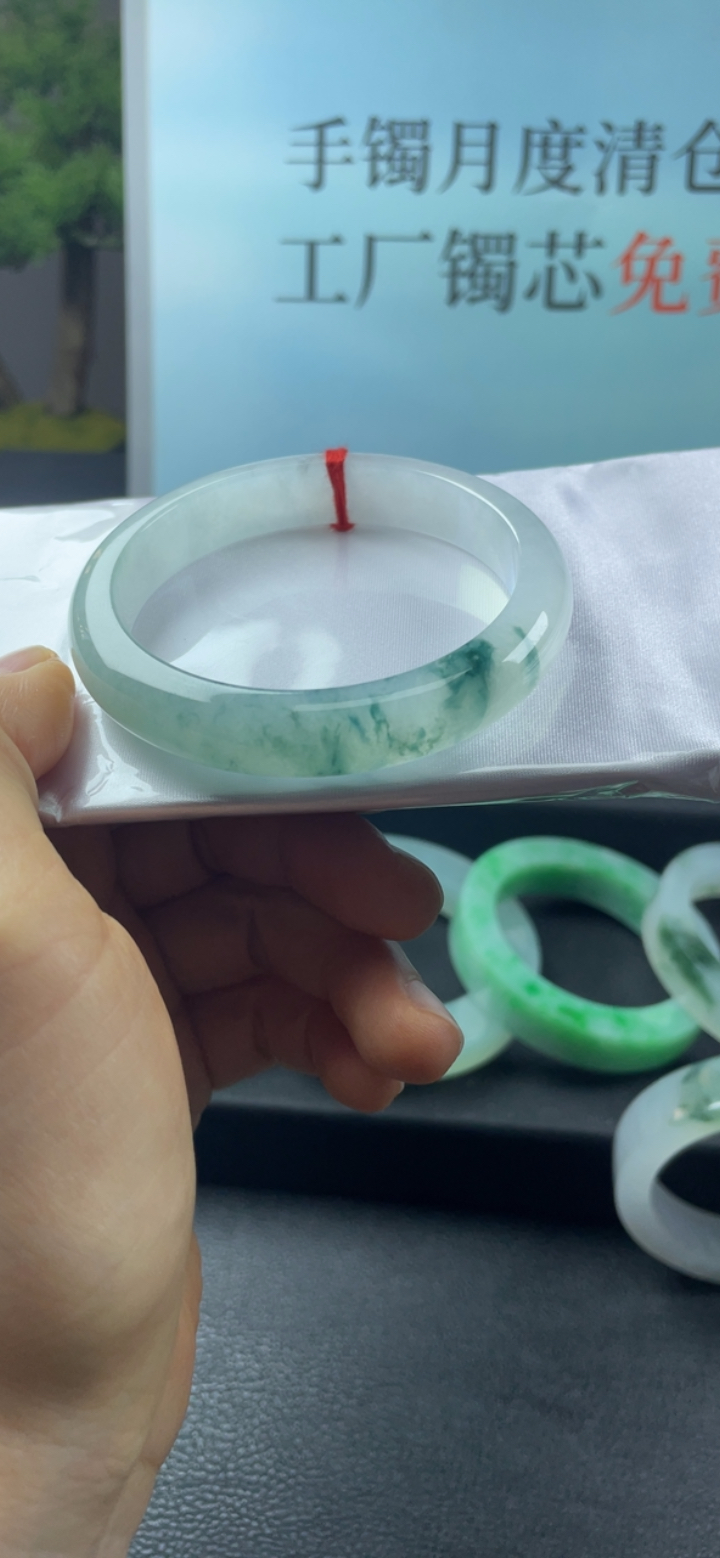 冰糯种飘绿手镯