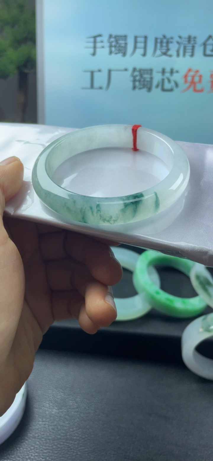 冰糯种飘绿手镯