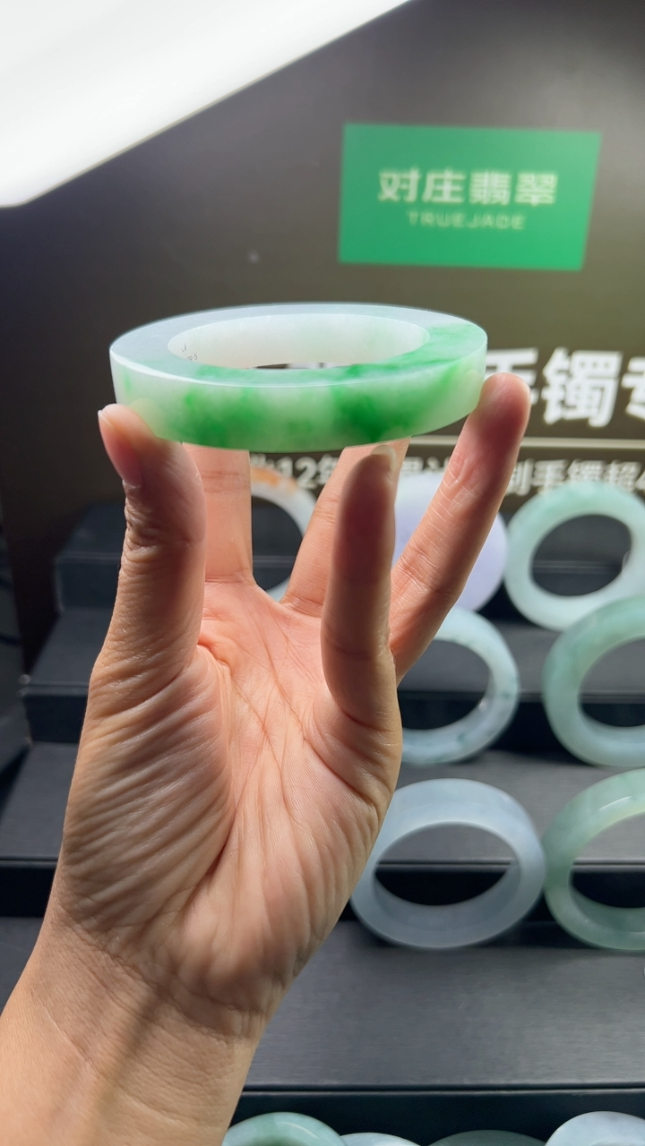对庄甄选高端翡翠精品手镯