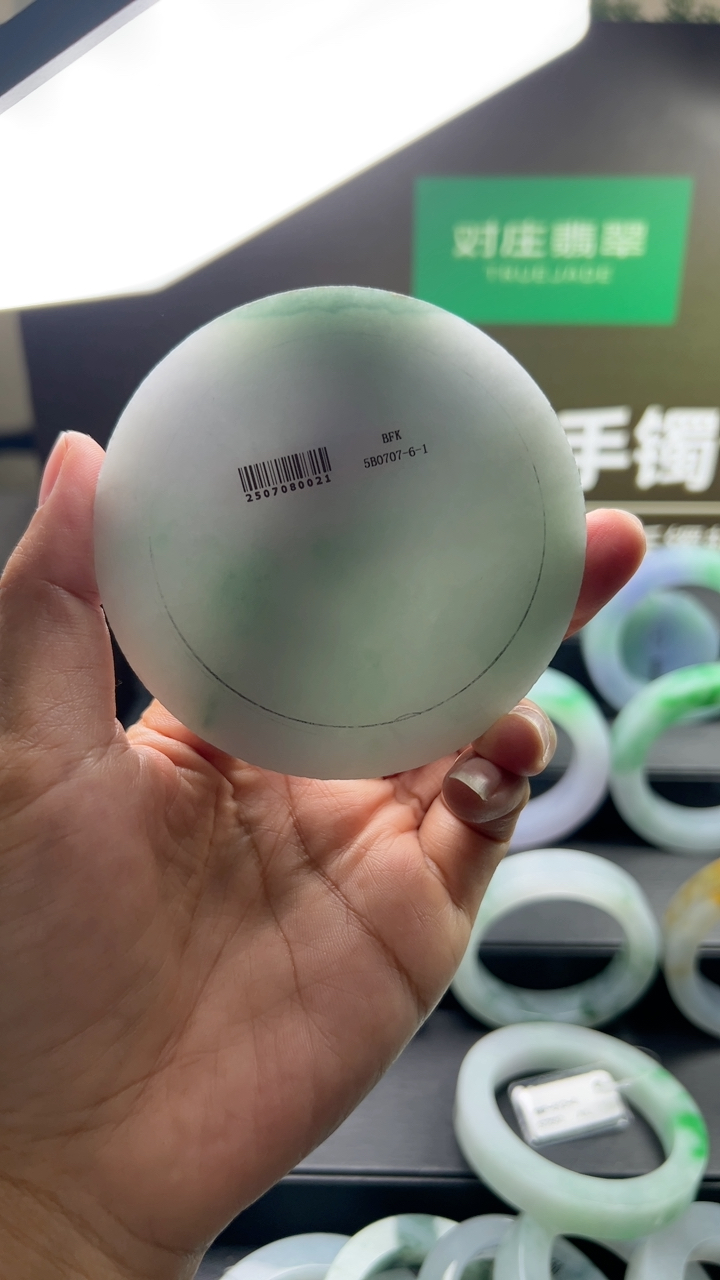 冰糯种淡绿色翡翠