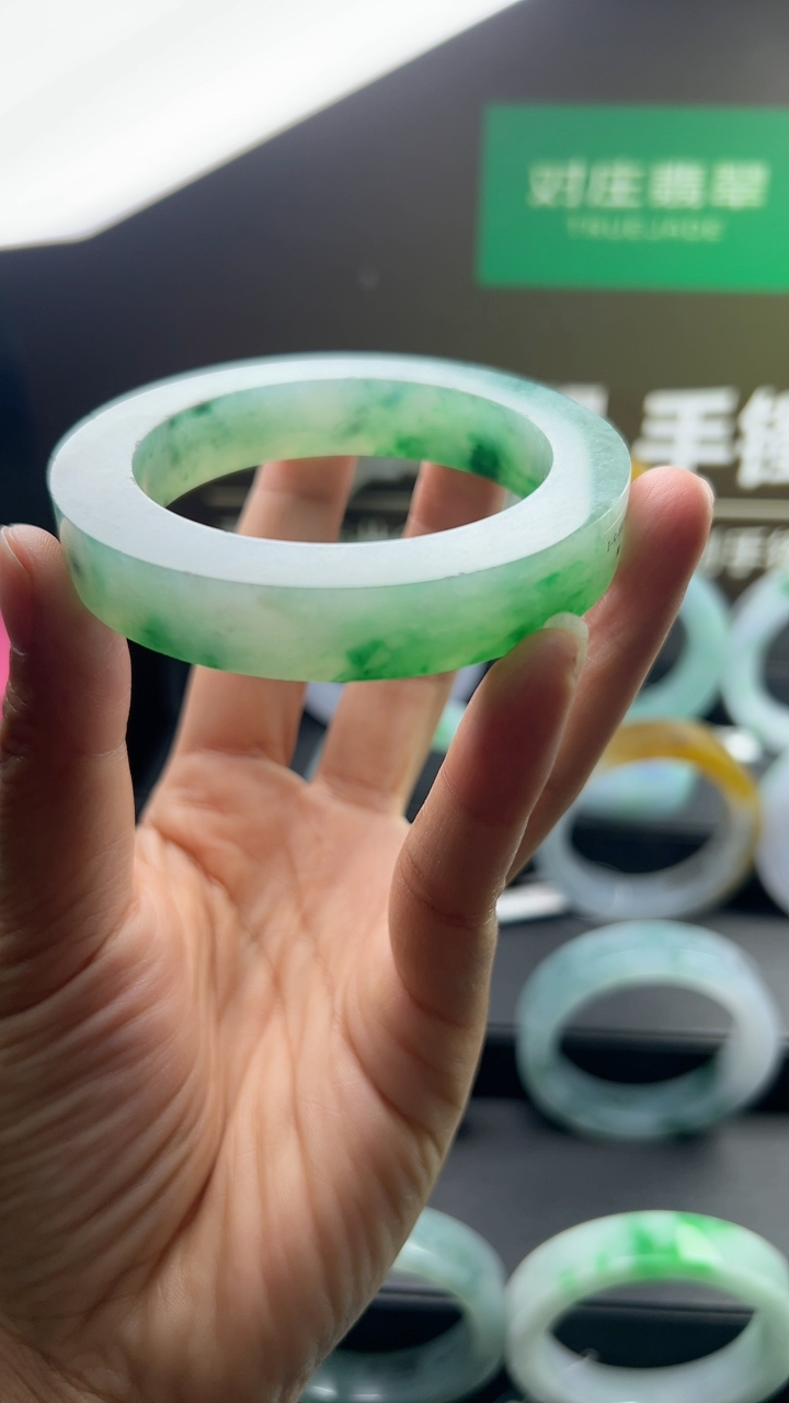 对庄甄选高端翡翠精品手镯