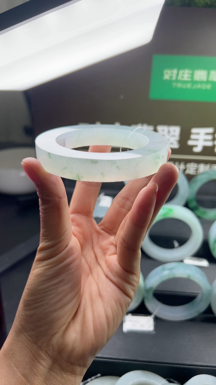 对庄甄选高端翡翠精品手镯