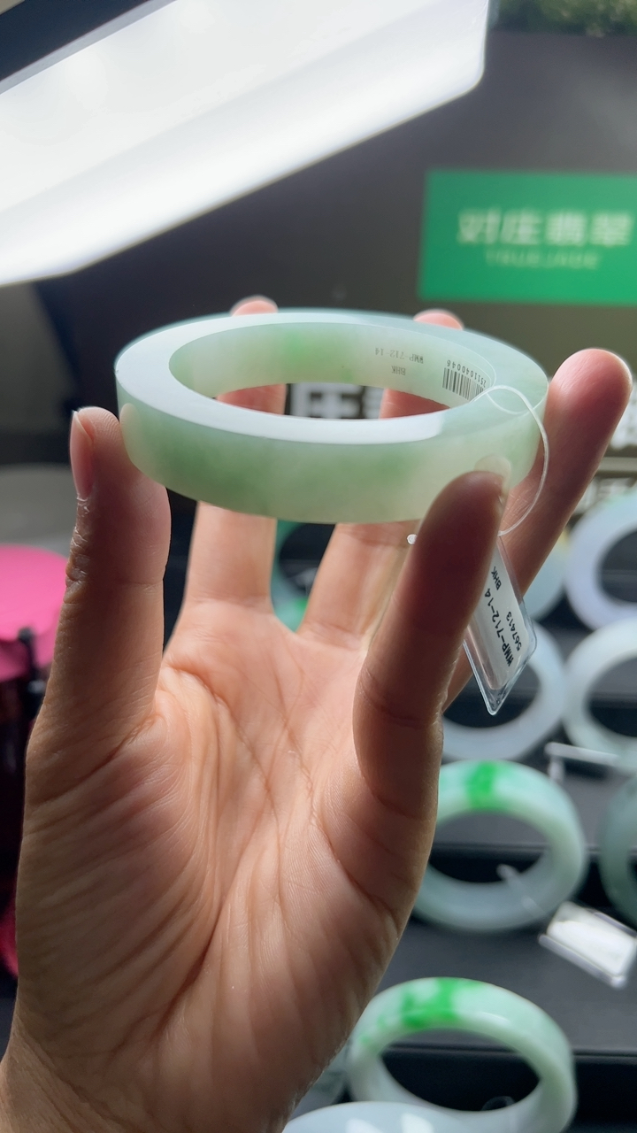 对庄甄选高端翡翠精品手镯