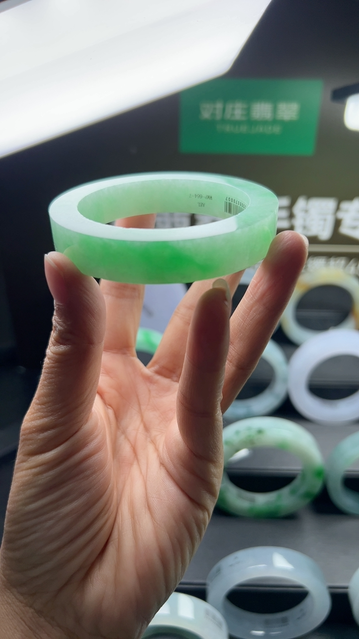 对庄甄选高端翡翠精品手镯