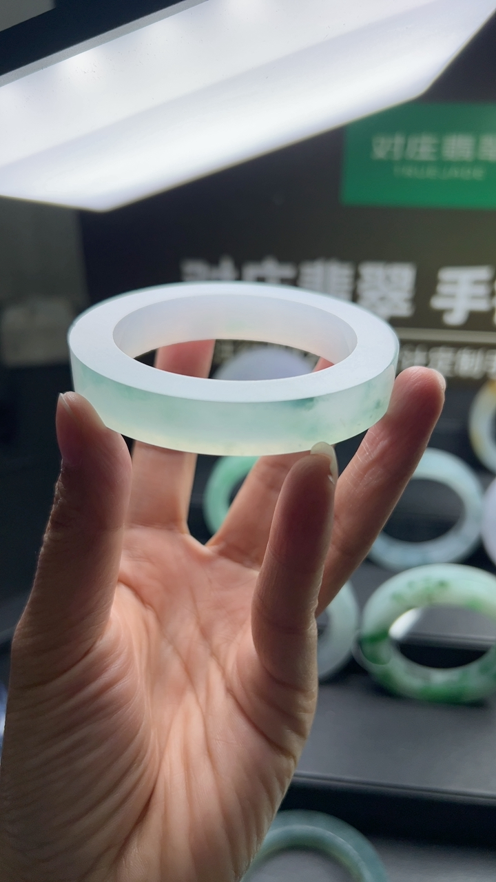 对庄甄选高端翡翠精品手镯