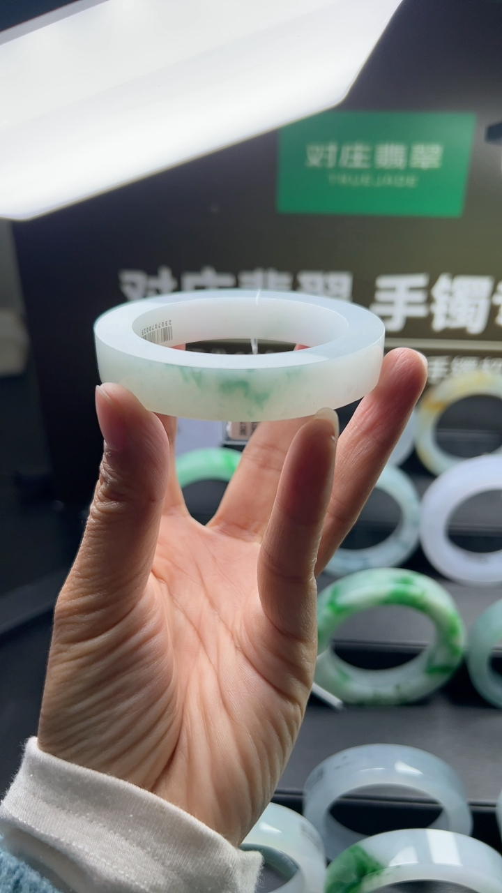对庄甄选高端翡翠精品手镯