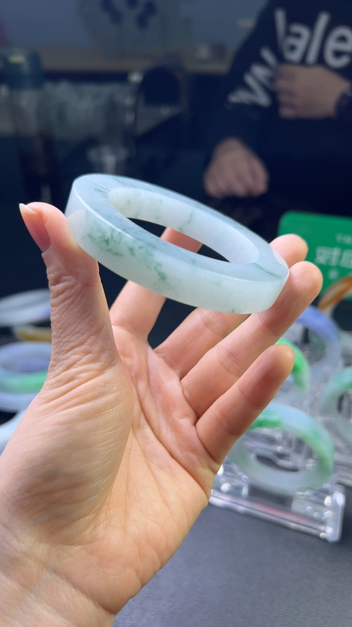 冰糯种淡蓝色手镯