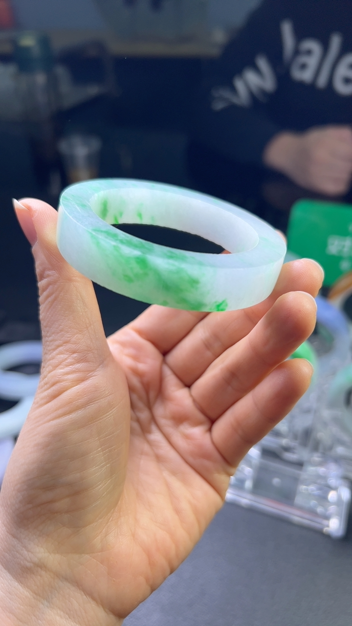 对庄甄选高端翡翠精品手镯