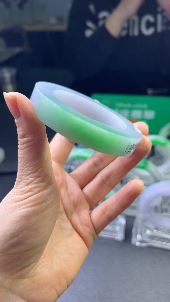 冰糯种浅绿色翡翠