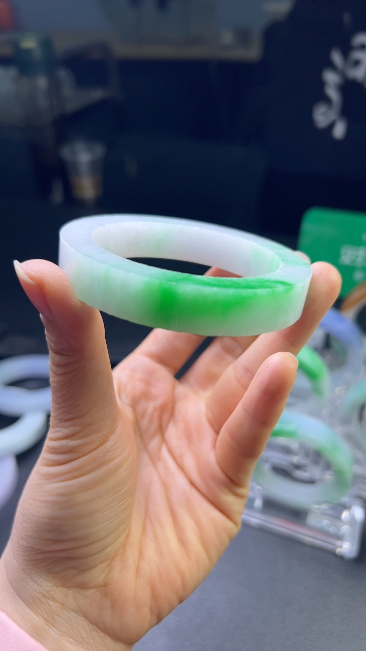 对庄甄选高端翡翠精品手镯