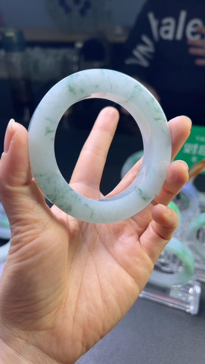 冰糯种淡蓝色手镯