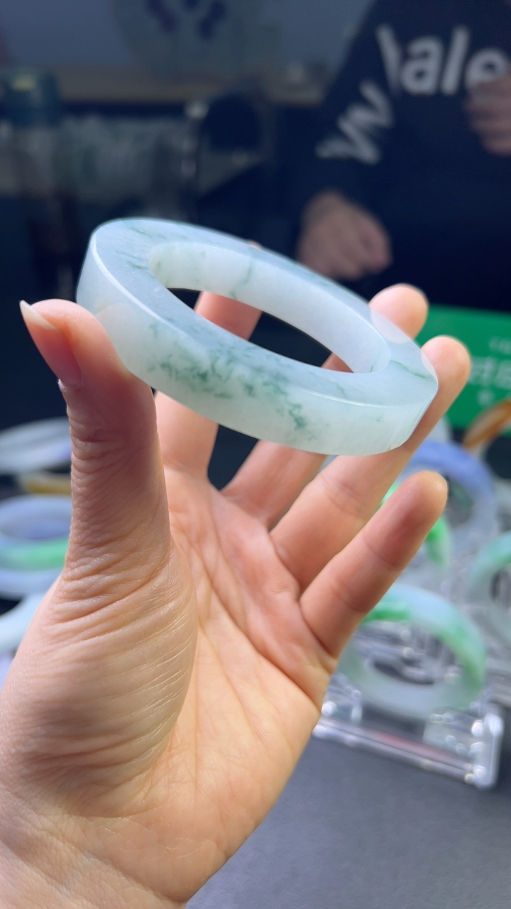 冰糯种淡蓝色手镯