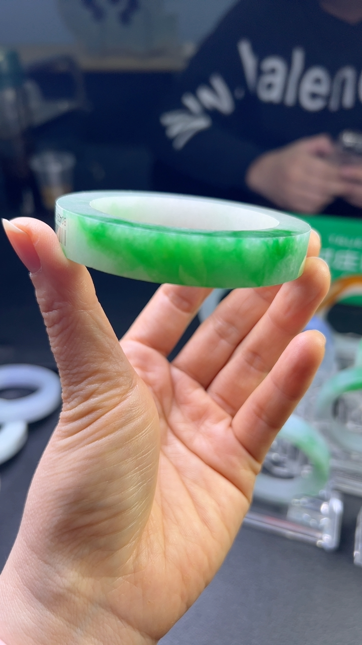 对庄甄选高端翡翠精品手镯