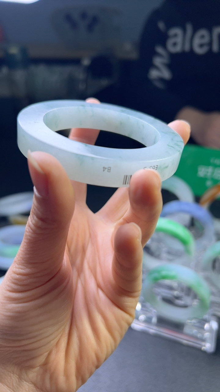 冰糯种淡蓝色手镯