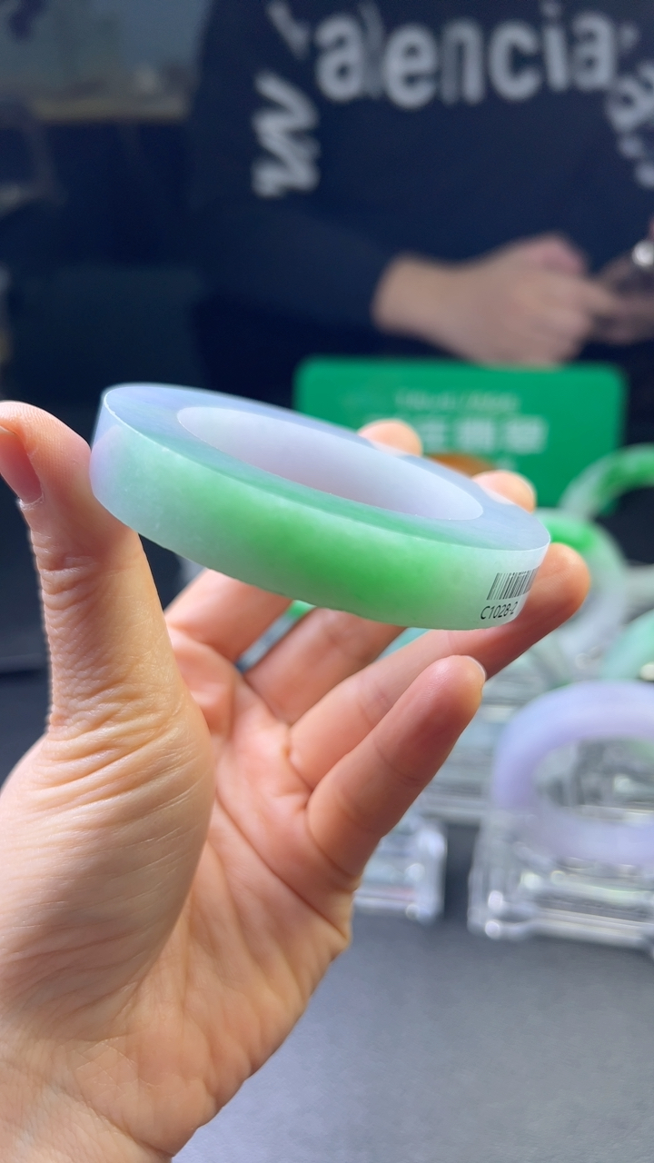 冰糯种浅绿色翡翠