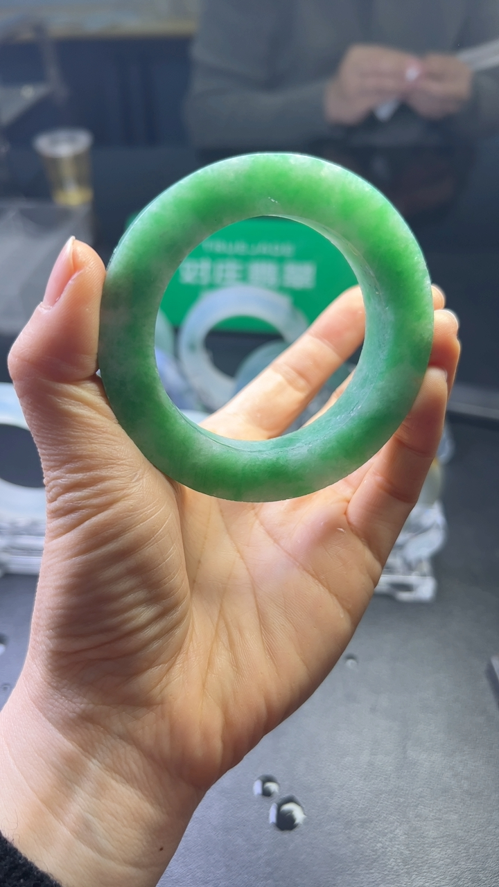 对庄甄选高端翡翠精品手镯