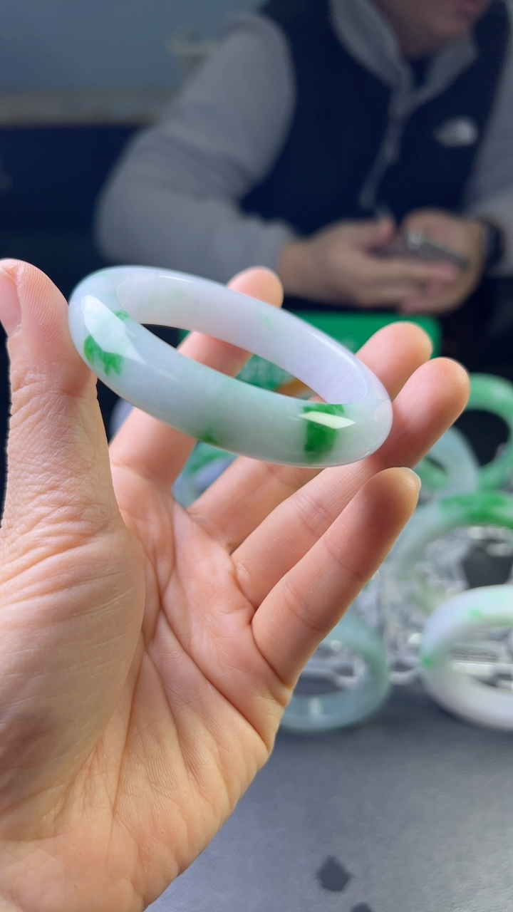 白底青手镯