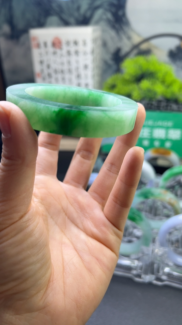 对庄甄选高端翡翠精品手镯