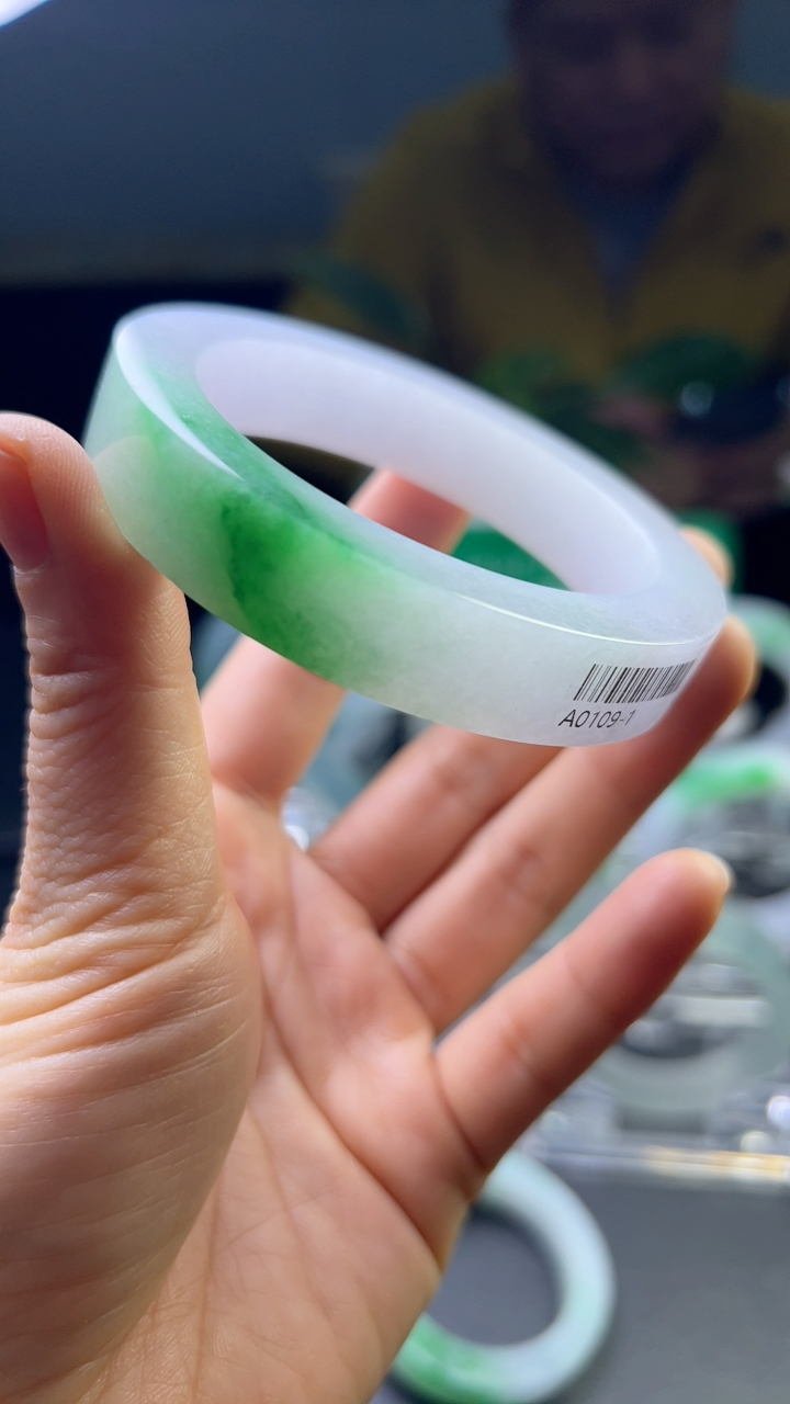 对庄甄选高端翡翠精品手镯