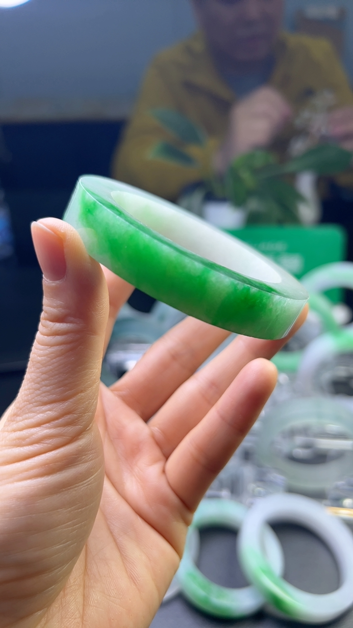 对庄甄选高端翡翠精品手镯