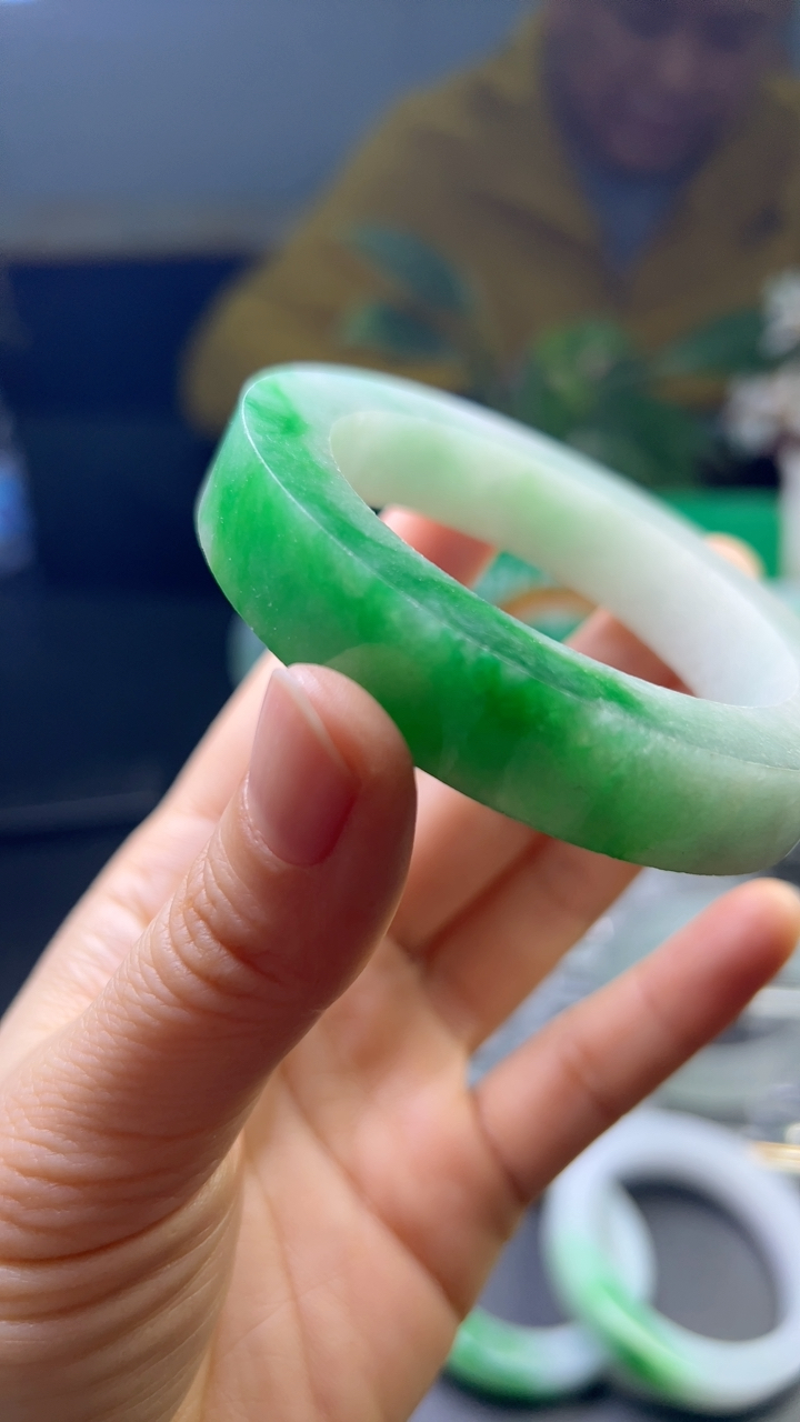 对庄甄选高端翡翠精品手镯