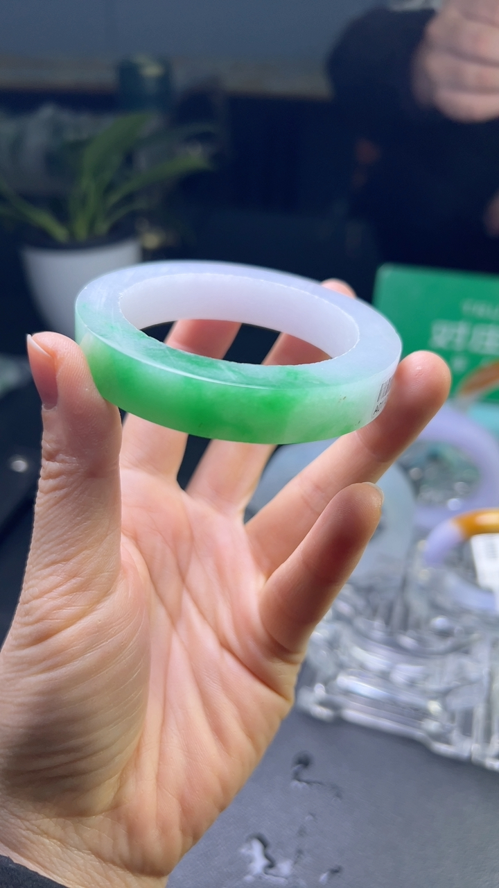 对庄甄选高端翡翠精品手镯