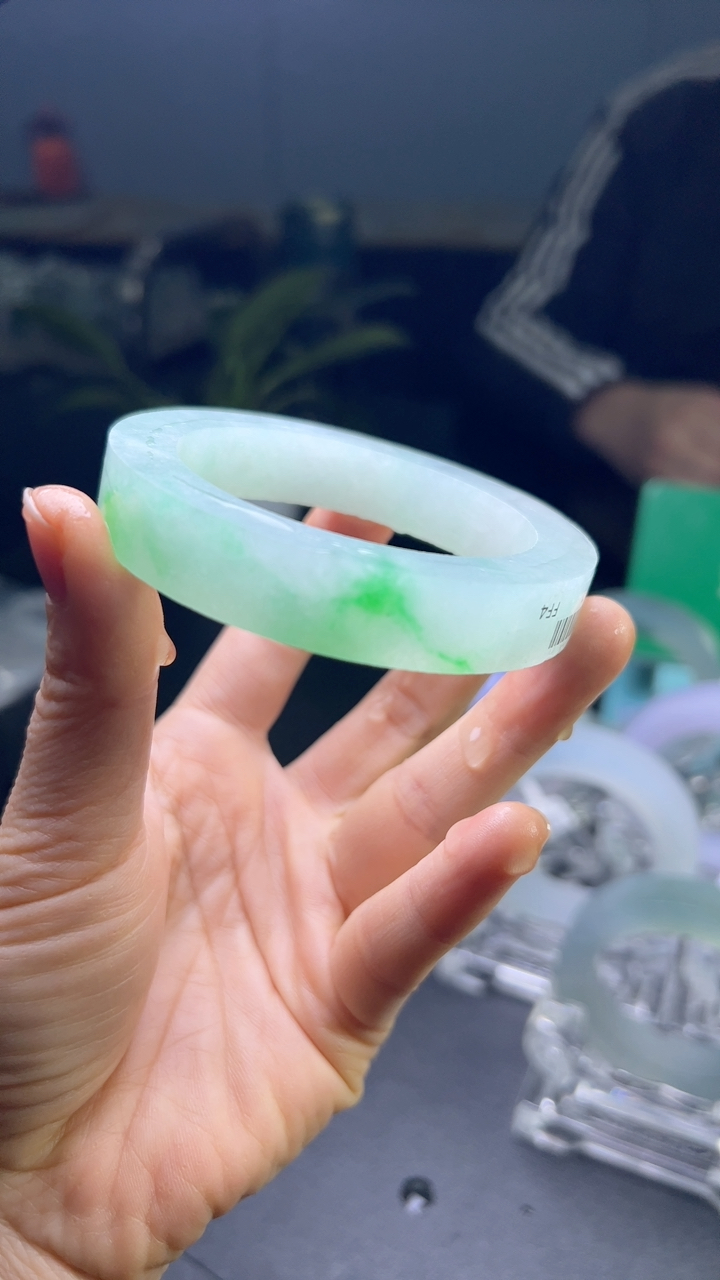 对庄甄选高端翡翠精品手镯