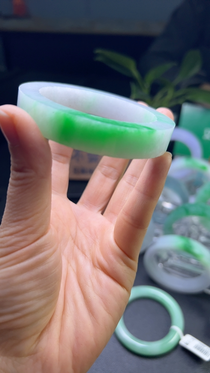 对庄甄选高端翡翠精品手镯