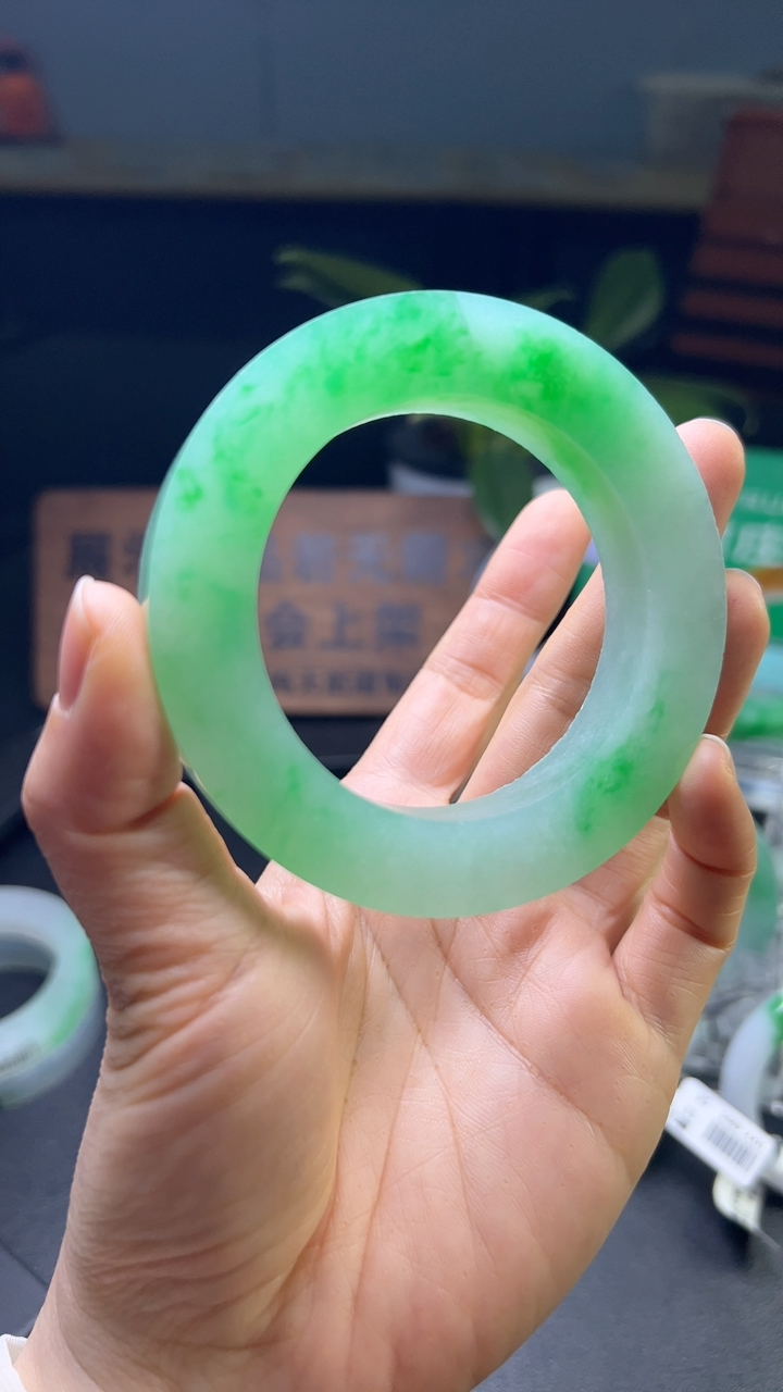 对庄甄选高端翡翠精品手镯