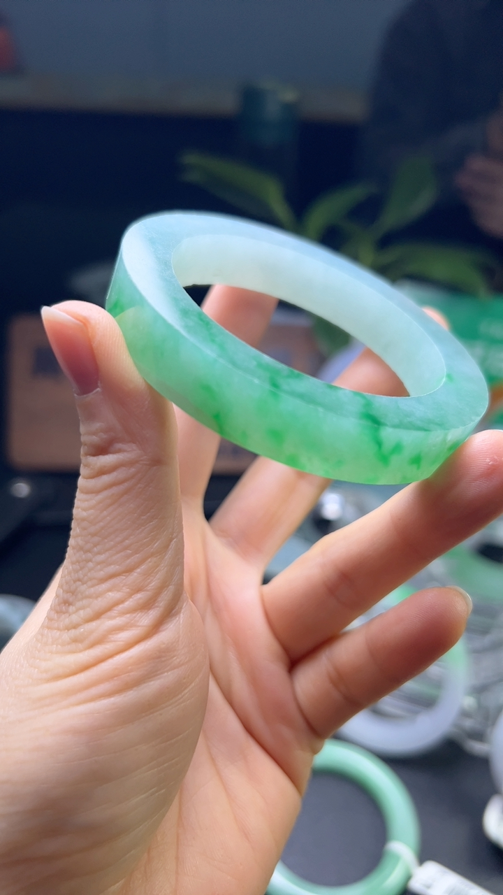 对庄甄选高端翡翠精品手镯