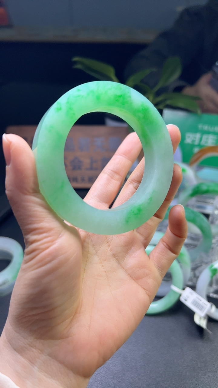 对庄甄选高端翡翠精品手镯