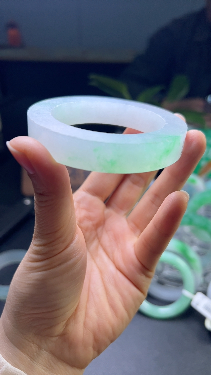 对庄甄选高端翡翠精品手镯