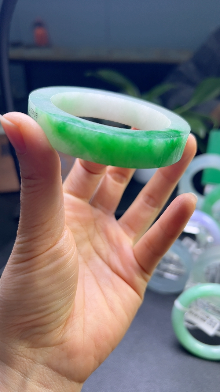 对庄甄选高端翡翠精品手镯