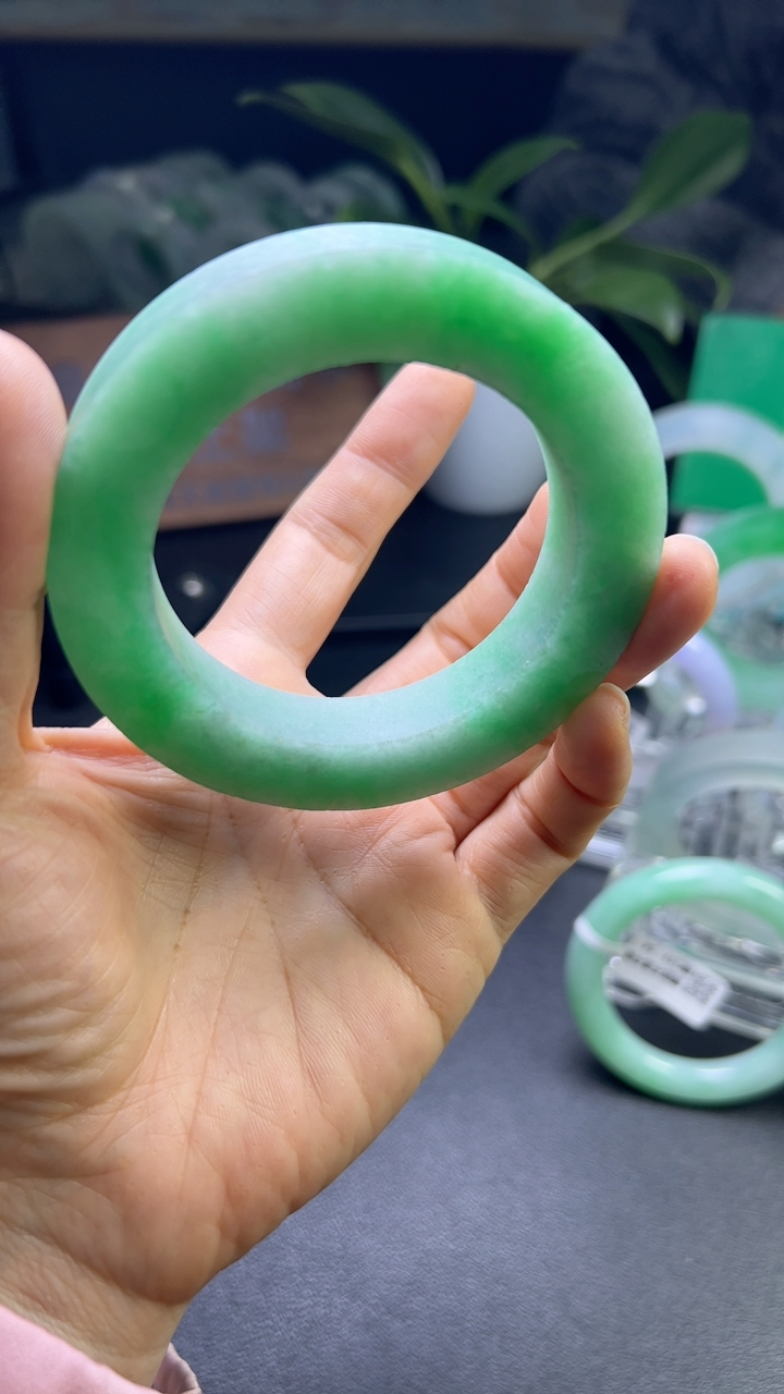 对庄甄选高端翡翠精品手镯