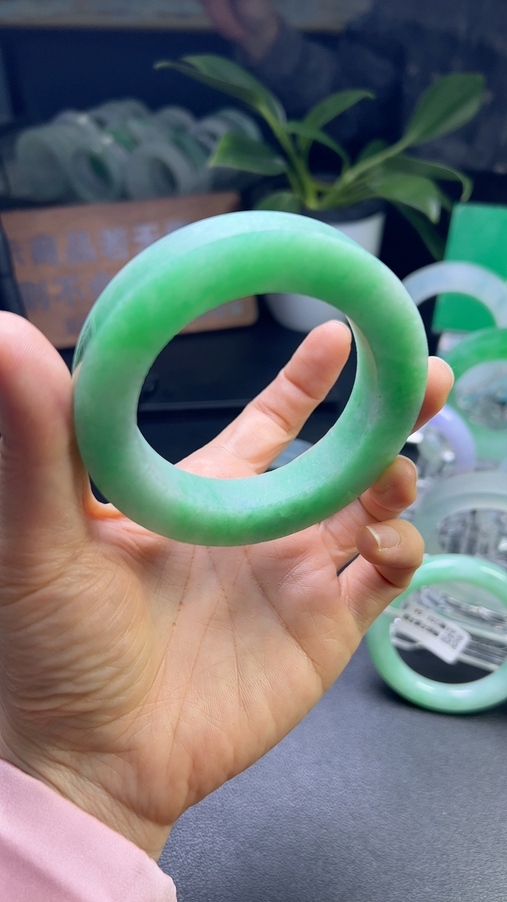 对庄甄选高端翡翠精品手镯