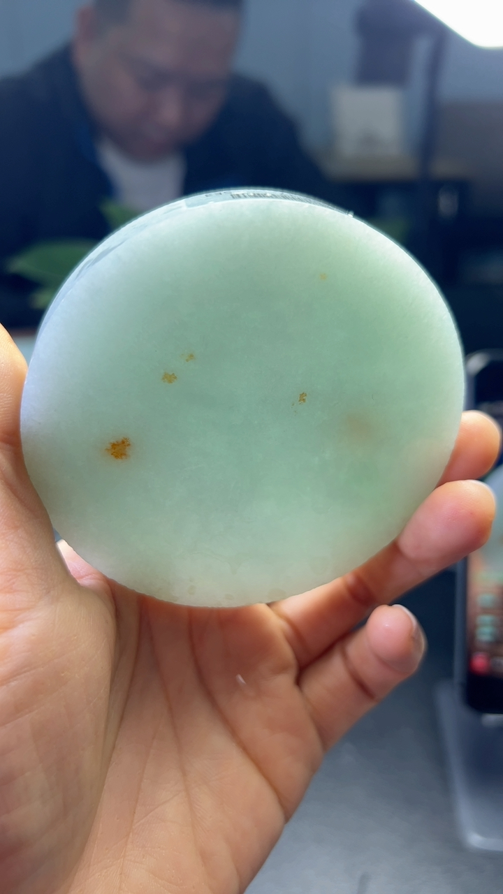 淡绿色翡翠套装