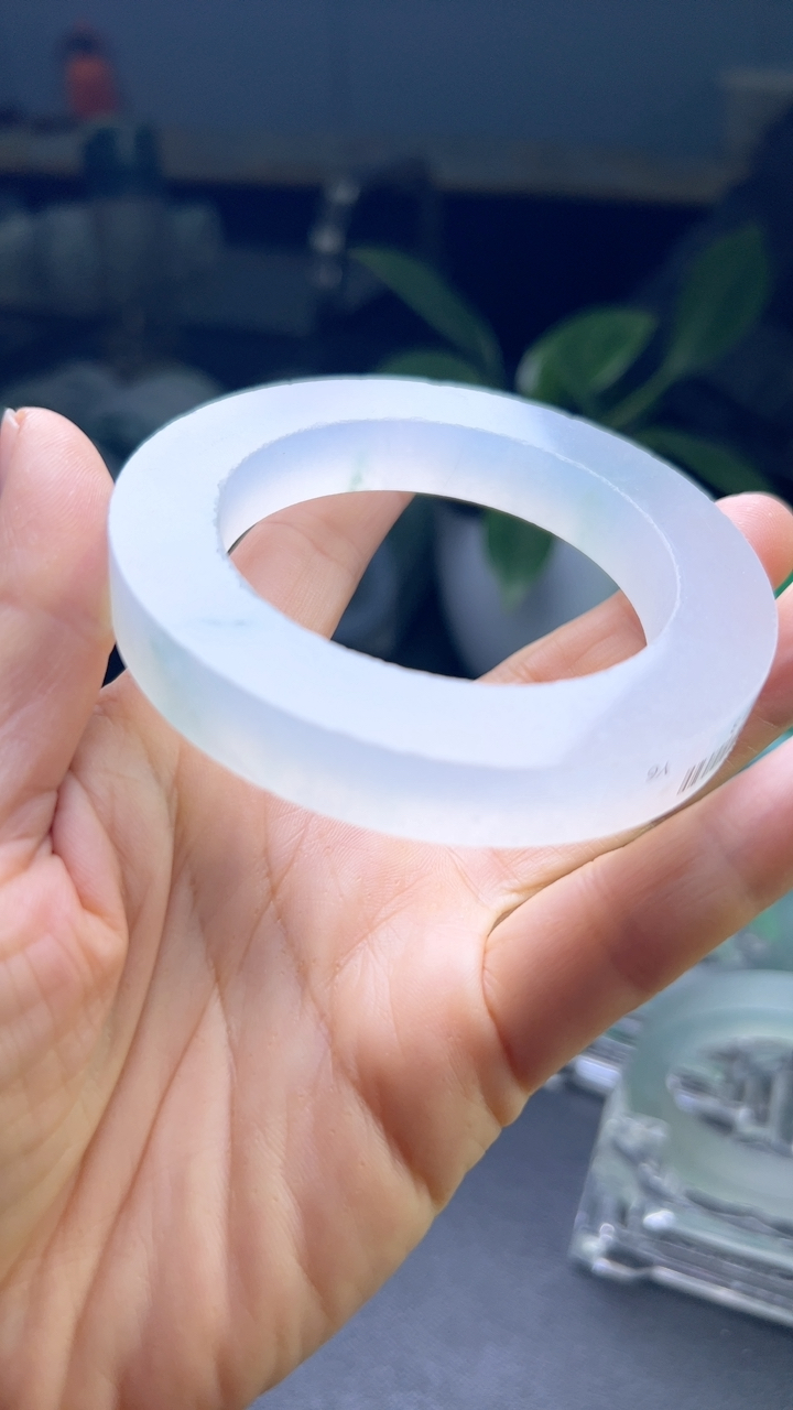 甄选高端翡翠精品手镯