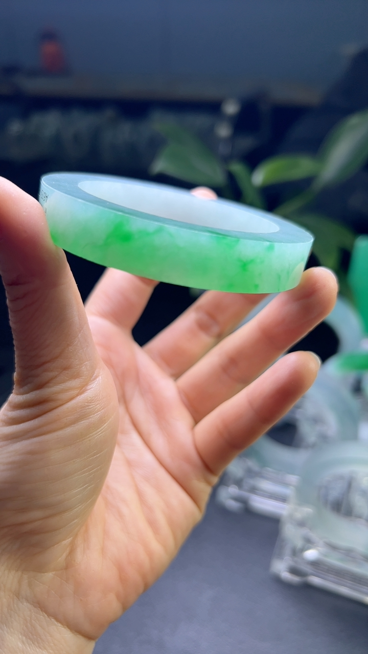 甄选高端翡翠精品手镯